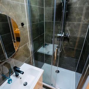 Quadruple Room Shower